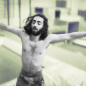 未亡人夫遗像前被欺负的背景故事
