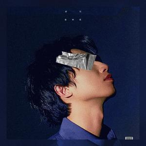 未亡人夫遗像前被欺负的背景故事
