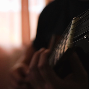 未亡人夫遗像前被欺负的背景故事
