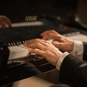 未亡人夫遗像前被欺负的背景故事
